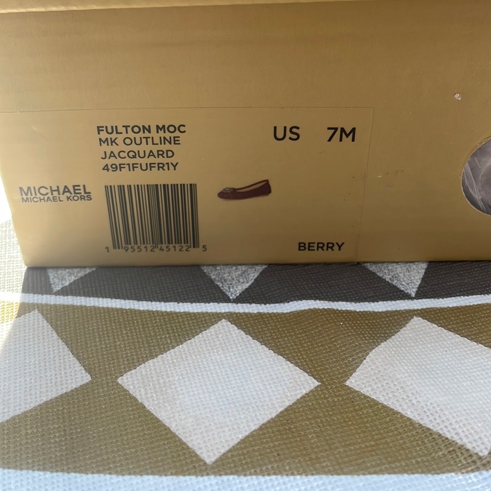 Michael Kors Lillie Flat Shoes size 7. - Picture 5 of 5